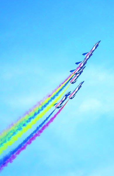 2025年空军航空开放活动和长春航空展上,空军八一飞行表演队进行飞行表演 本版图片均由新华社发